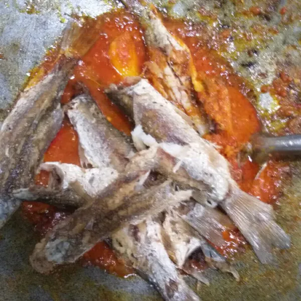 Masukkan ikan dan bumbu pelengkap, lalu aduk rata dan cicipi rasanya.