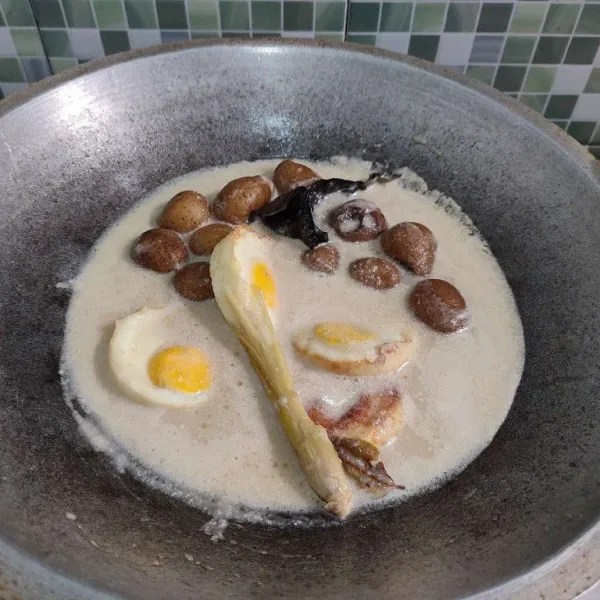 Masak hingga kuah mengental dan bumbu meresap lalu matikan api.