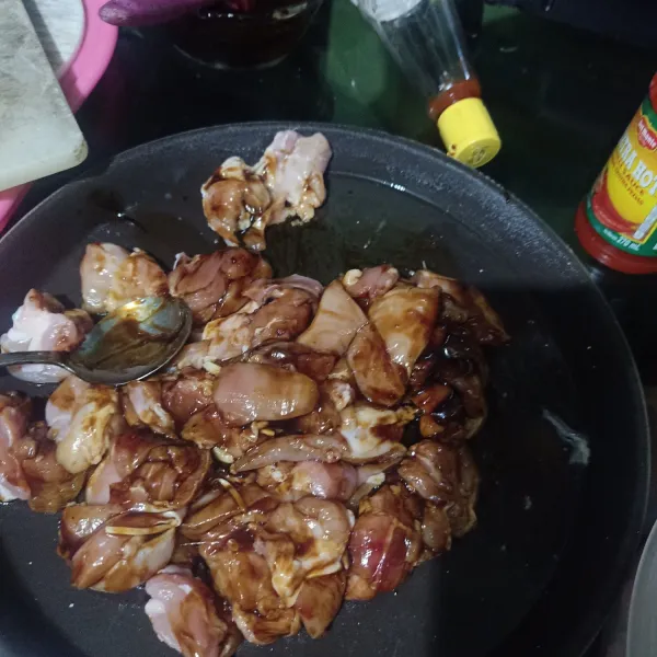 Lalu lumuri filet ayam yang sudah di potong dengan saus dan beri kecap manis, aduk rata. Marinasi sekitar 1 jam dan biarkan sampai bumbu meresap.