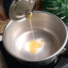 Tambahkan susu kental manis.