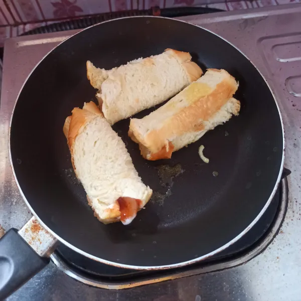 Panaskan teflon tambahkan margarin secukupnya, kemudian panggang kebab roti hingga kecoklatan sambil dibolak-balik.