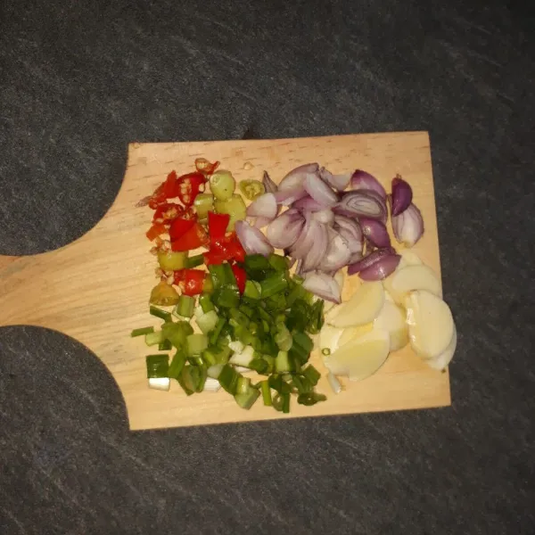Iris bawang merah, bawang putih, cabai rawit, dan daun bawang.