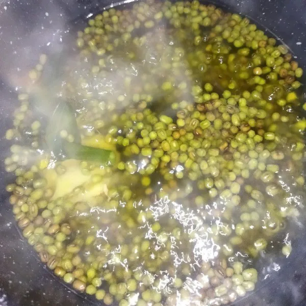 Setelah 30 menit, nyalakan api kembali, lalu rebus kembali selama 10 menit.