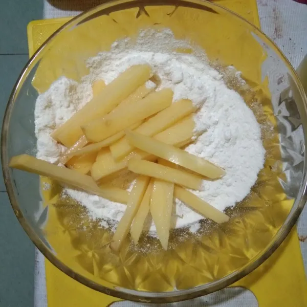 Masukkan kentang ke dalam bahan pelapis dan aduk rata.