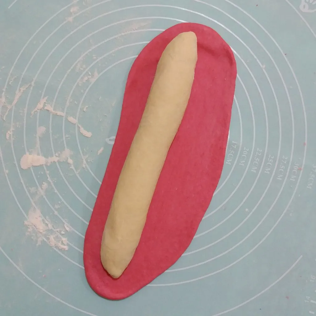 Step 4 Roti Gulung Kukus Merah Putih