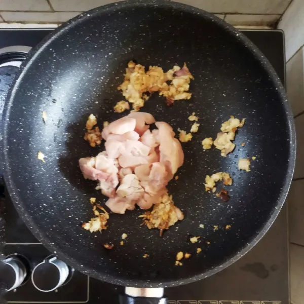 Masukkan daging ayam, masak hingga berubah warna.