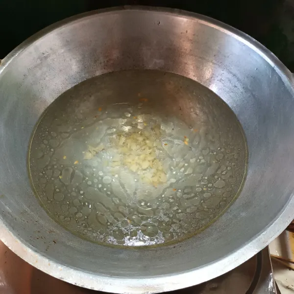 Tumis bawang putih sampai harum dan tambahkan air. Biarkan sampai mendidih.