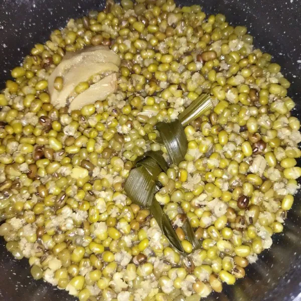 Diamkan sekikar 15 menit, kacang hijau sudah matang, lalu sisihkan jahe dan daun pandannya.