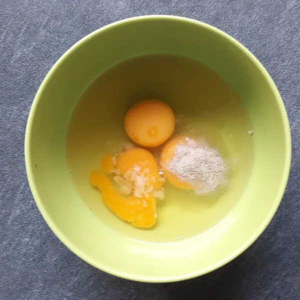 Campur telur, garam, dan merica bubuk. Kocok lepas sampai rata.