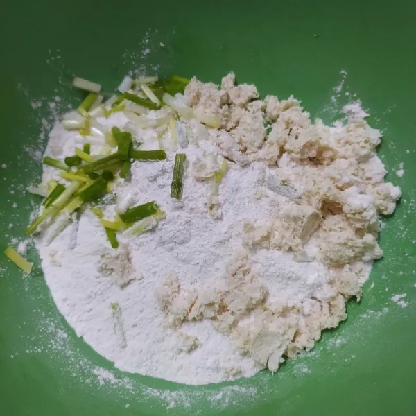 Campur jadi satu tepung tapioka, bubuk bawang putih, bagian dalam tahu, daun bawang, garam, merica bubuk dan kaldu jamur. Tuang air panas sedikit demi sedikit sambil diaduk rata, teksktur adonan kental. 
Jika sudah pas teksturnya, hentikan penambahan air panas. 
Koreksi rasa adonan isian sesuai selera.