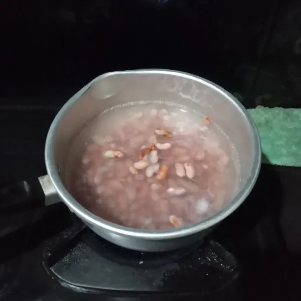 Rebus kacang merah hingga empuk, angkat, sisihkan.