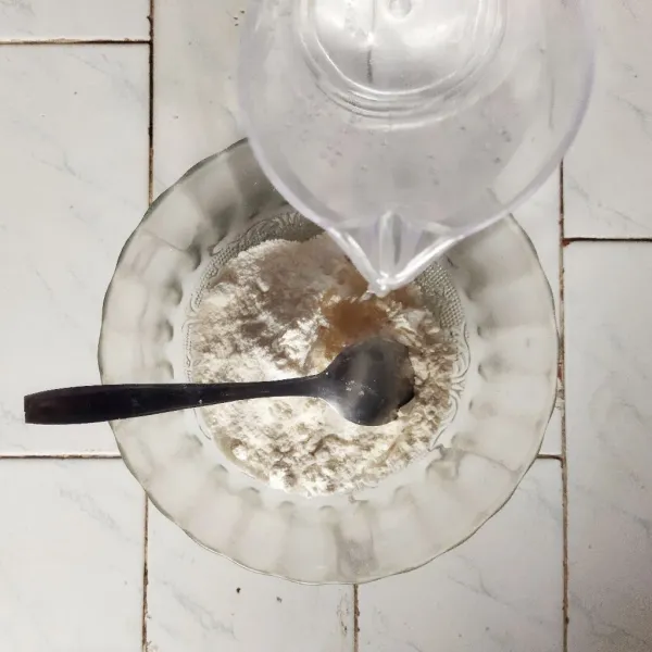 Campur terigu, gula, baking powder dan garam, beri air sedikit demi sedikit sampai kental.