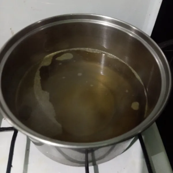 Siapkan panci dan isikan air lalu setelah air mendidih masukkan garam, merica dan bubuk kaldu sapi. Aduk rata.