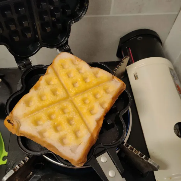 Siapkan pan waffle dan bakar di pan waffle serta tekan perlahan.