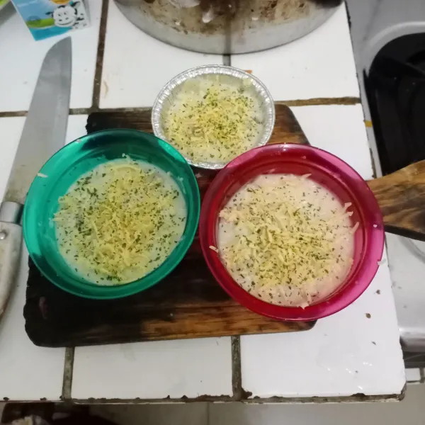 Masukkan dalam wadah tahan panas. 
Beri parutan keju quick melt di atasnya dan taburan parsley.