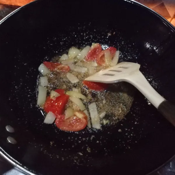 Tumis bumbu halus, tomat dan bawang bombay sampai harum dan matang.