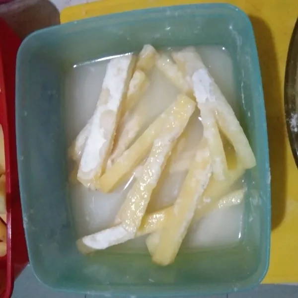 Celupkan kentang ke dalam air dan rendam sebentar, lalu angkat.
