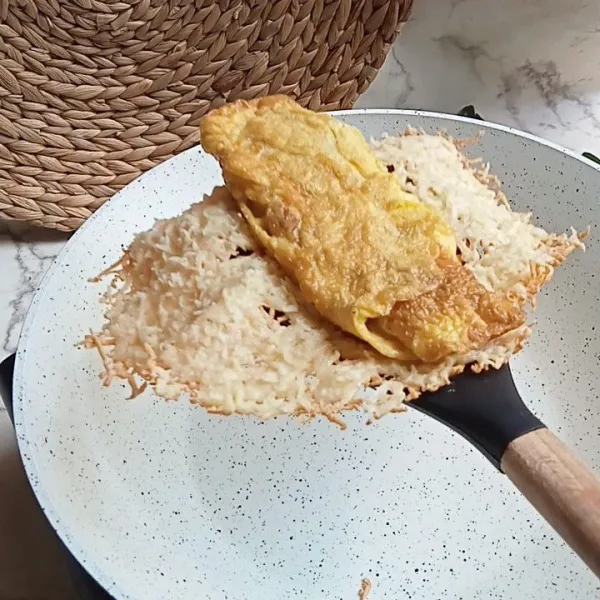 Jika omelette sudah menempel dengan keju, kemudian angkat perlahan dan taruh di wadah. Lalu siap disajikan.