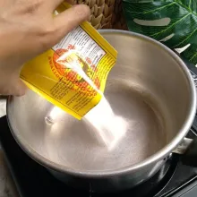 Tuang bubuk agar-agar di panci.