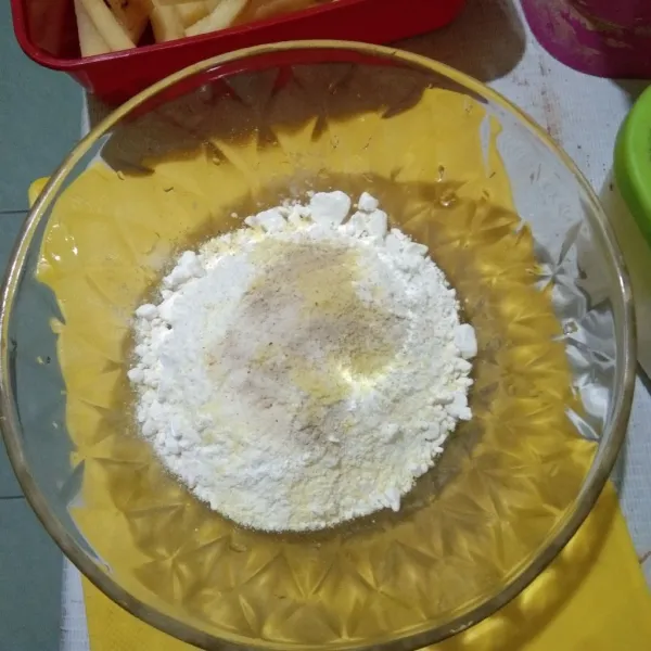 Campur tepung terigu, kaldu bubuk, dan bawang putih bubuk, lalu aduk rata.