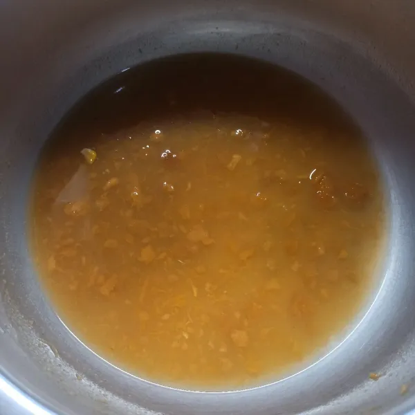 Didihkan air dan gula hingga larut, kemudian tunggu dingin suhu ruang. Lalu masukkan ubi kuning dan aduk rata.