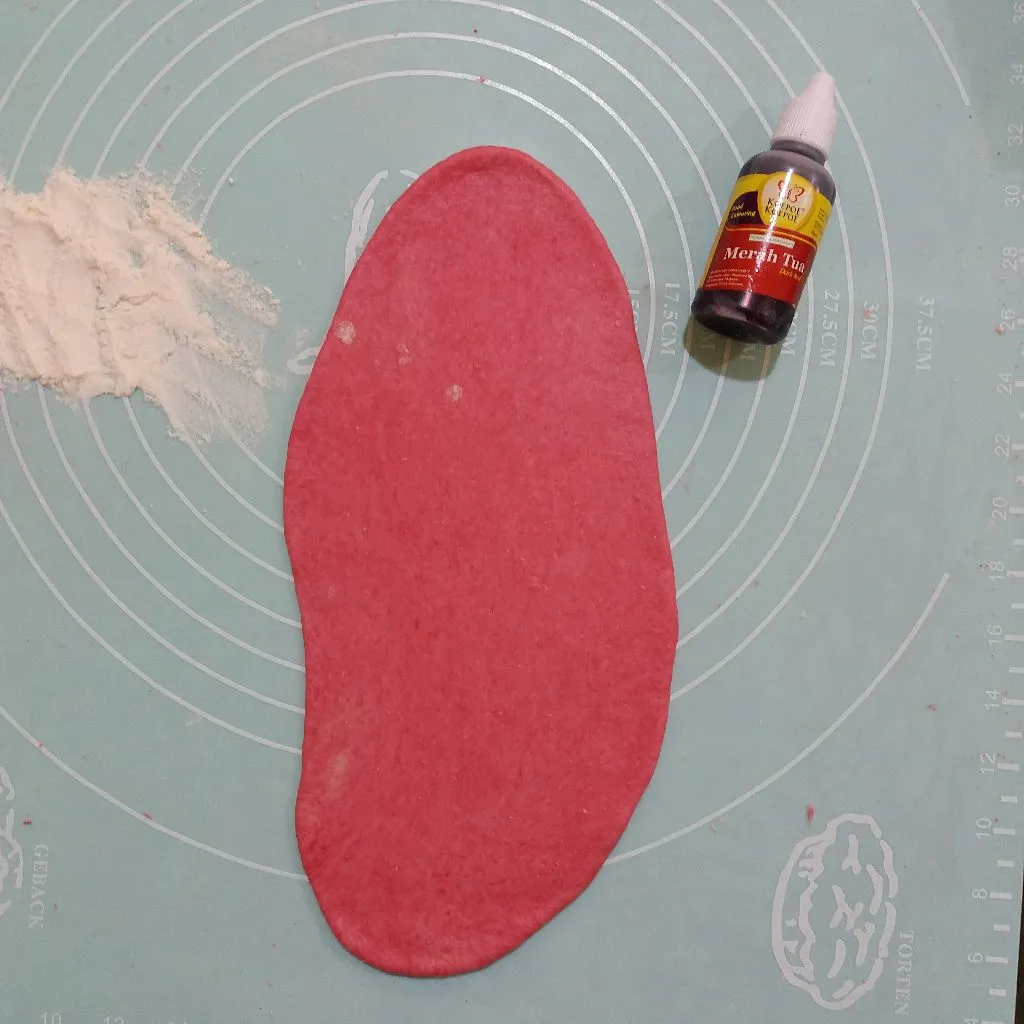Step 2 Roti Gulung Kukus Merah Putih