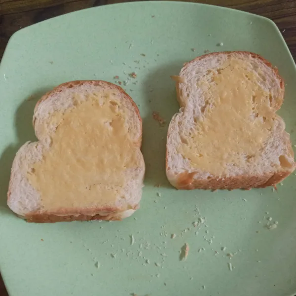 Olesi roti tawar dengan margarin secukupnya.