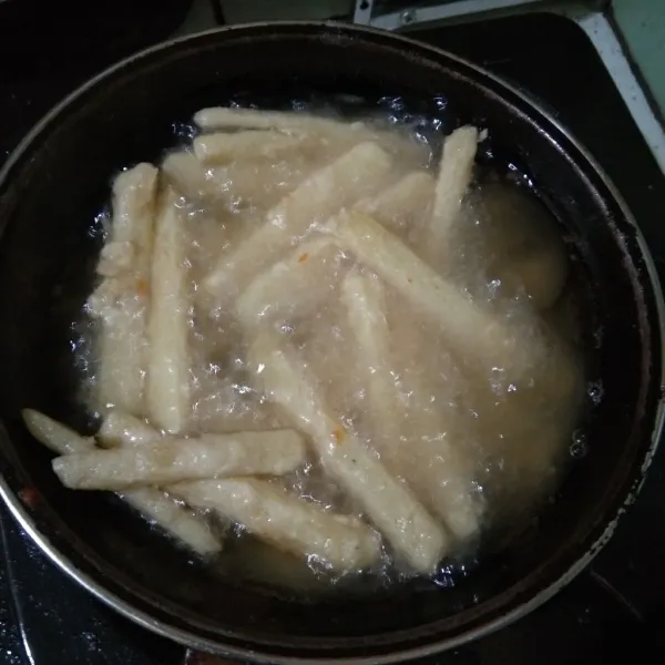 Siapkan minyak panas di wajan, goreng kentang sampai agak garing. Kemudian angkat dan sajikan.