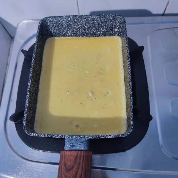 Panaskan pan dadar yang sudah di olesi sedikit minyak. Buat dadar telur dengan 1 adonan bagi 2.