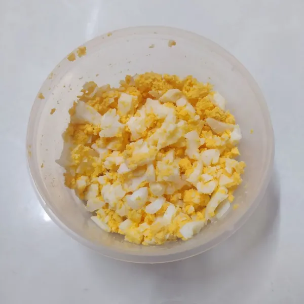 Hancurkan telur rebus dengan garpu.