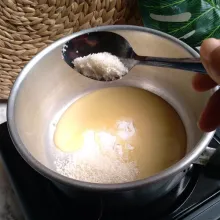 Tambahkan gula pasir.
