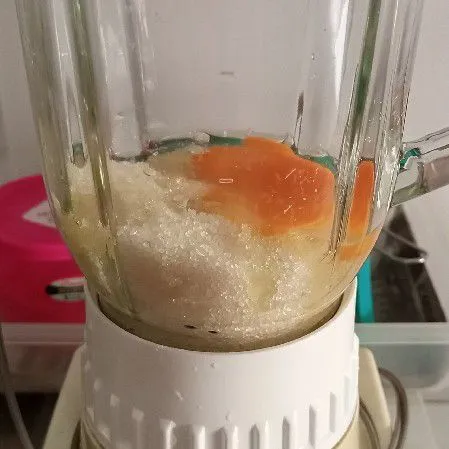 Blender telur dan gula pasir sampai halus.