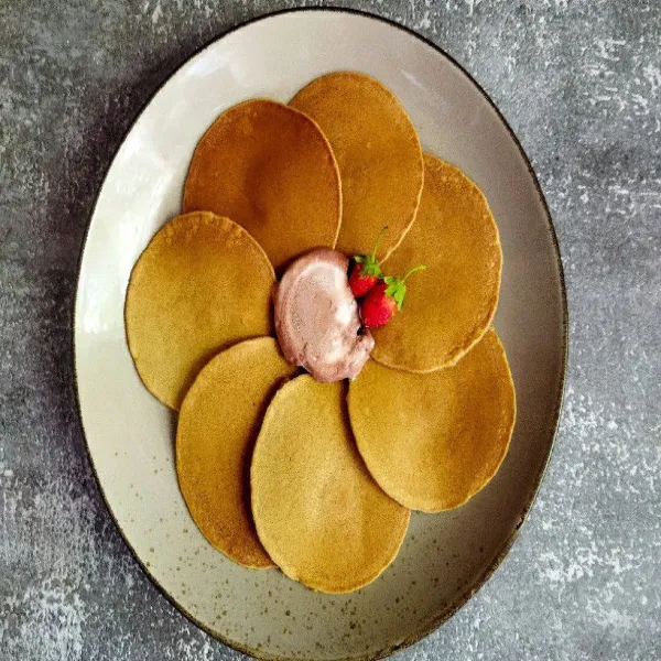 Sajikan pancake dengan eskrim & strawberry