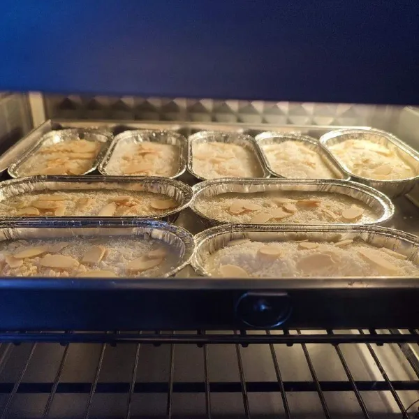Panggang dalam oven selama 15-20 menit (atau sampai matang) dengan suhu 180°C api atas dan bawah. 
Sebelumnya oven dipanaskan terlebih dahulu dengan suhu yang sama.