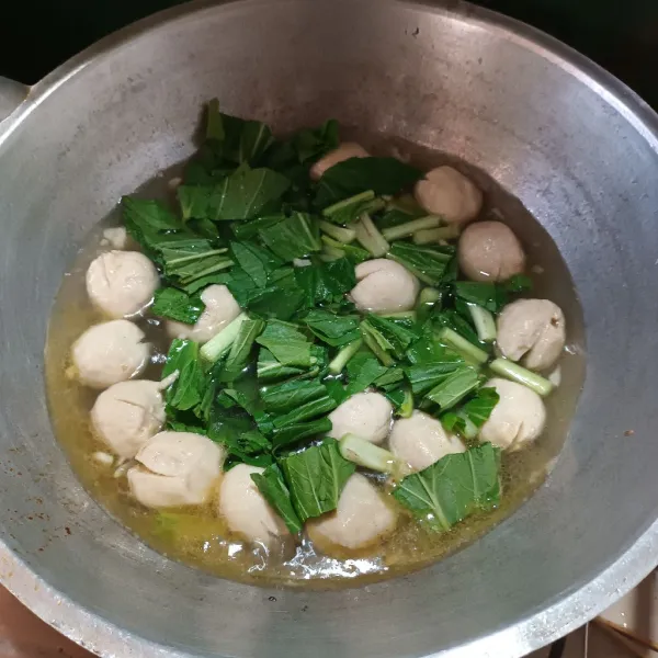 Cicipi rasa. Lalu masukan caisim. Aduk sebentar. Matikan api.