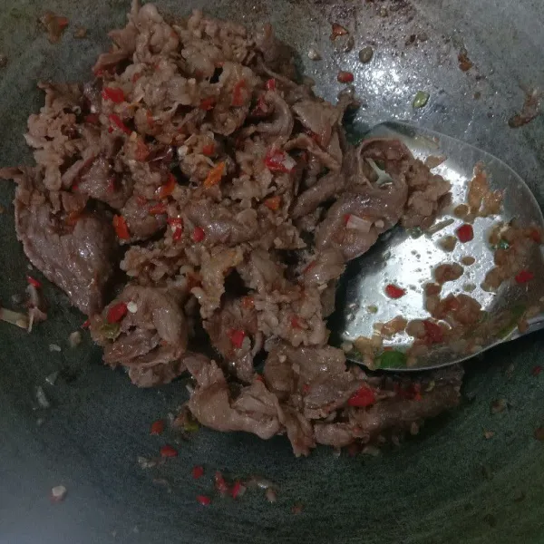 Masak daging hingga airnya mengering, angkat dan sajikan.