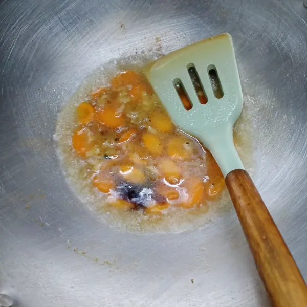 Masukkan wortel, aduk rata. Beri air, garam, kaldu bubuk, lada bubuk dan saus tiram, masak sampai wortel setengah matang.