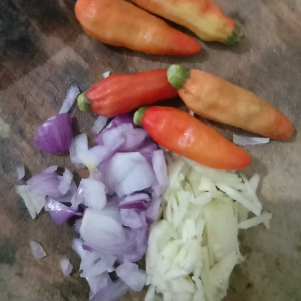 Cincang kasar bawang merah, bawang putih, cabe kemudian sisihkan.