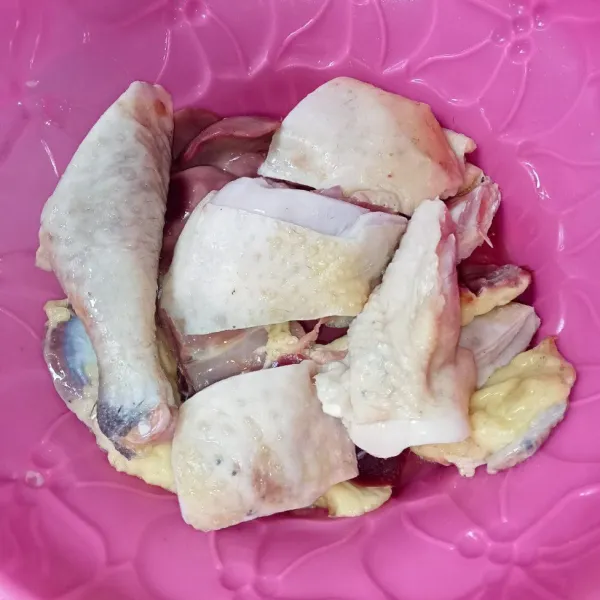 Potong-potong ayam sesuai selera.