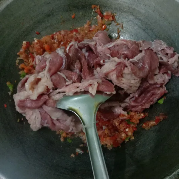 Masukkan daging, aduk rata hingga daging mulai pucat.