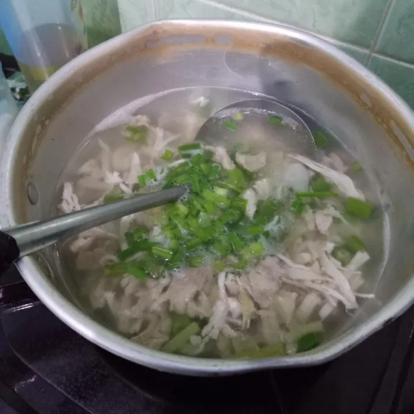 Cicipi rasanya sesaat sebelum diangkat, kemudian masukkan hijau daun bawang.