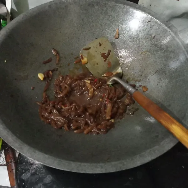 Masak hingga air asat dan bumbu meresap, lalu cicipi rasanya.