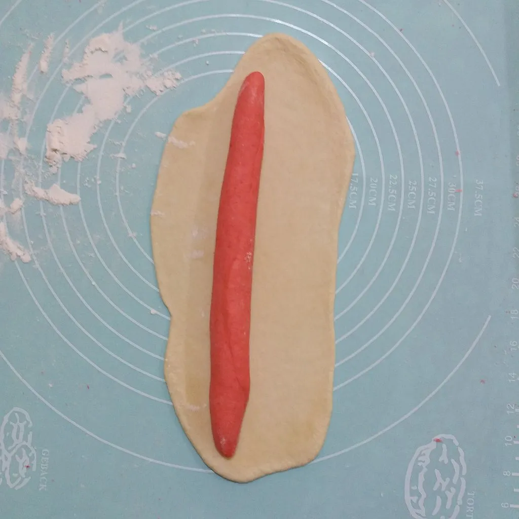 Step 3 Roti Gulung Kukus Merah Putih