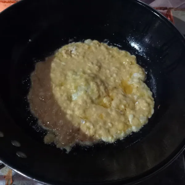 Kocok lepas telur, tepung terigu, garam, lada, kaldu bubuk dan air, lalu goreng sampai kedua sisi matang.