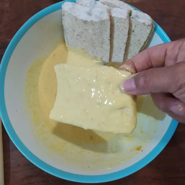 Masukkan bumbu ke dalam wadah berisi tepung terigu dan tepung beras, lalu tambahkan air hingga menjadi adonan yang kental. Kemudian celupkan menjes ke dalam adonan.