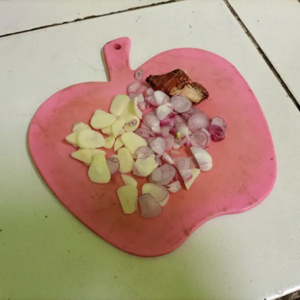 Iris-iris bawang merah putih dan geprek lengkuas.