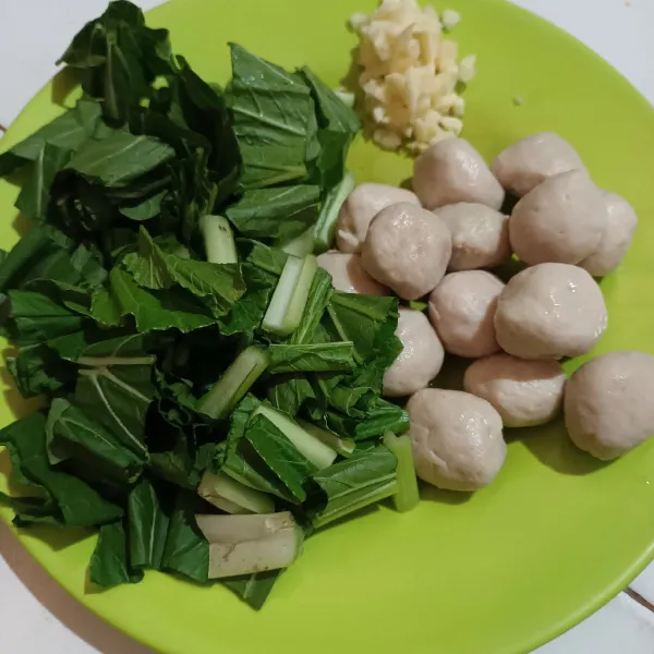 Siapkan bahan yang diperlukan. Potong caisim dan kerat sebagian atas baso. Sisihkan.