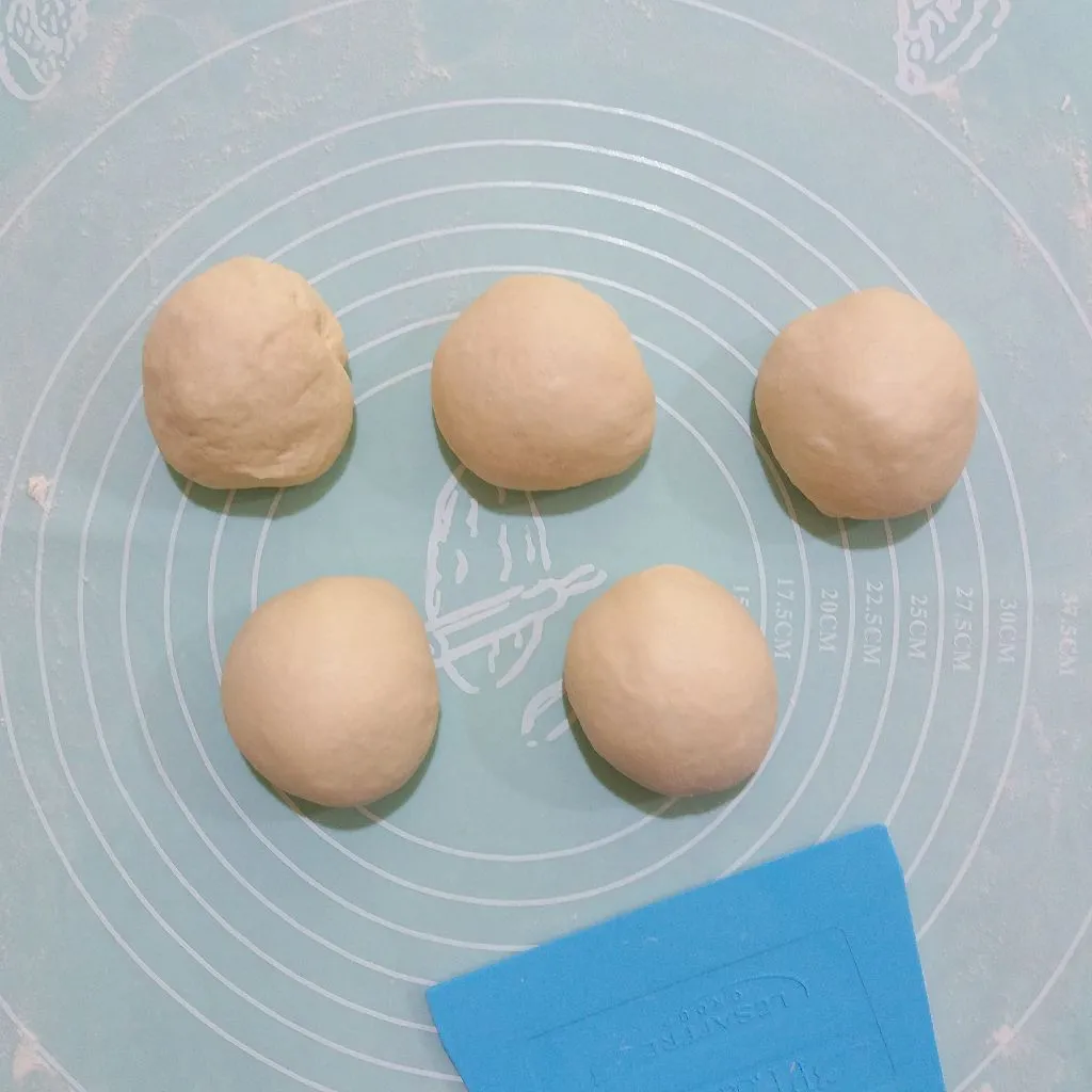 Step 1 Roti Gulung Kukus Merah Putih