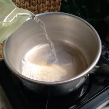 Campur bahan pelapis bening dalam panci. Masak hingga mendidih.