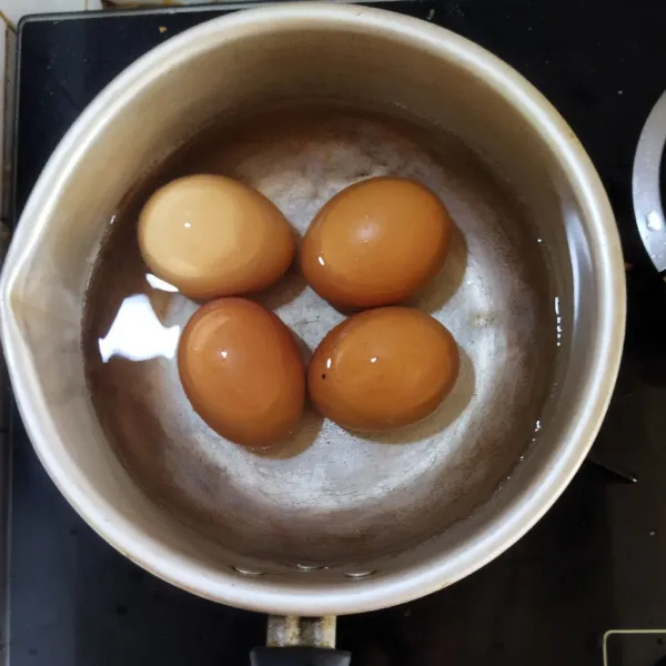 Rebus telur hingga matang, lalu dinginkan.